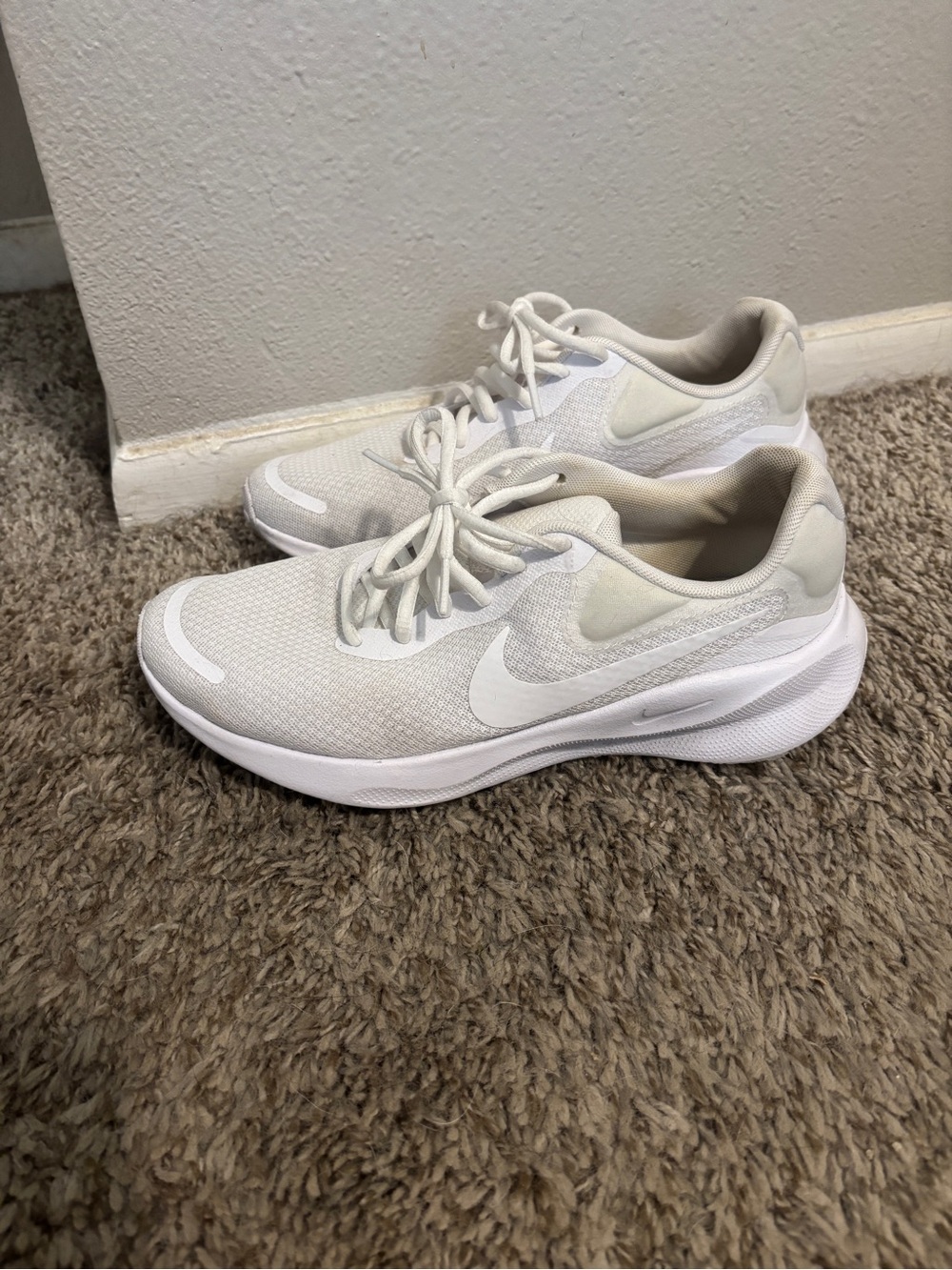 Nike women’s white running shoes 7.5
